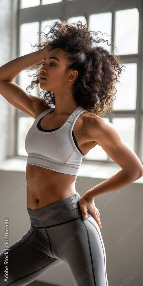 Sportliche attraktive junge Frau in Sportkleidung mit Muskeln Porträt