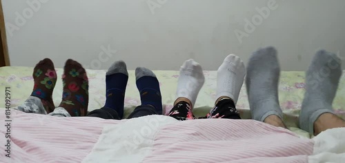 conjunto de pés com meias alinhados em movimento photo