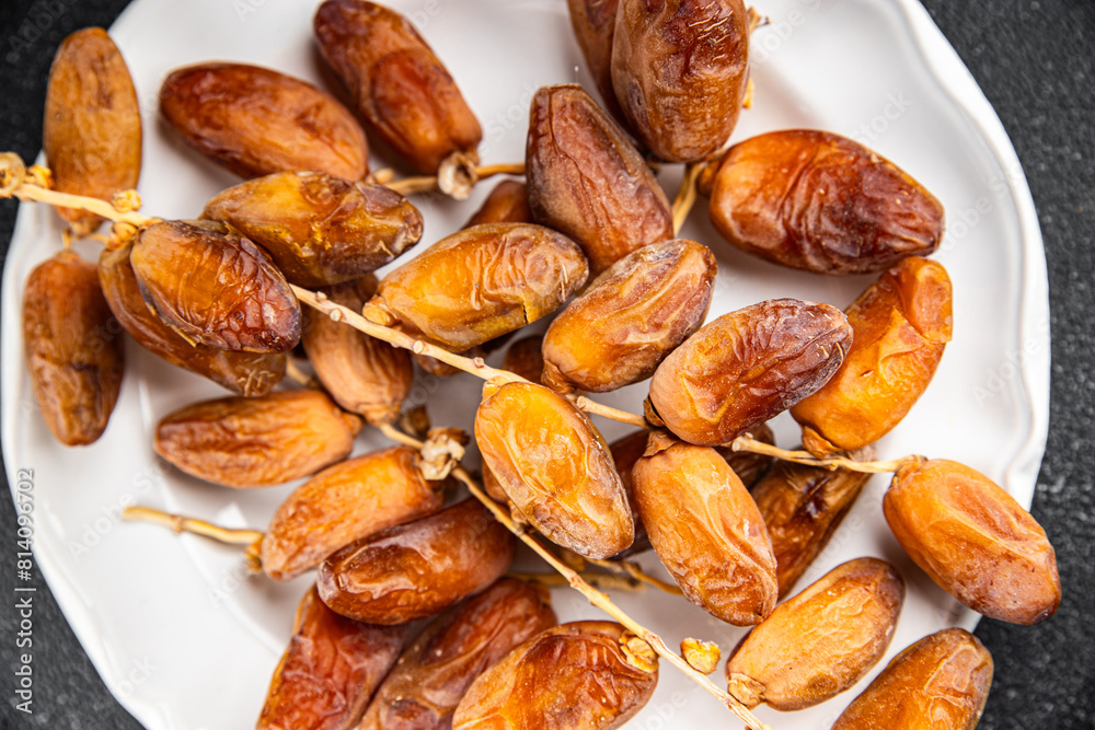 Obraz premium date branch dried fruit fresh appetizer food snack on the table copy space food background rustic top view