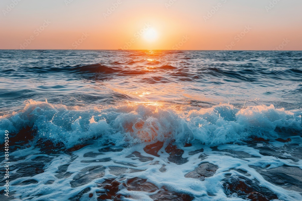 Naklejka premium Sun Setting Over Ocean Waves