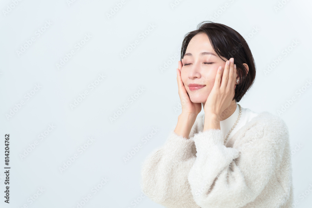 ショートヘアの女性　スキンケア　ビューティーコンセプト