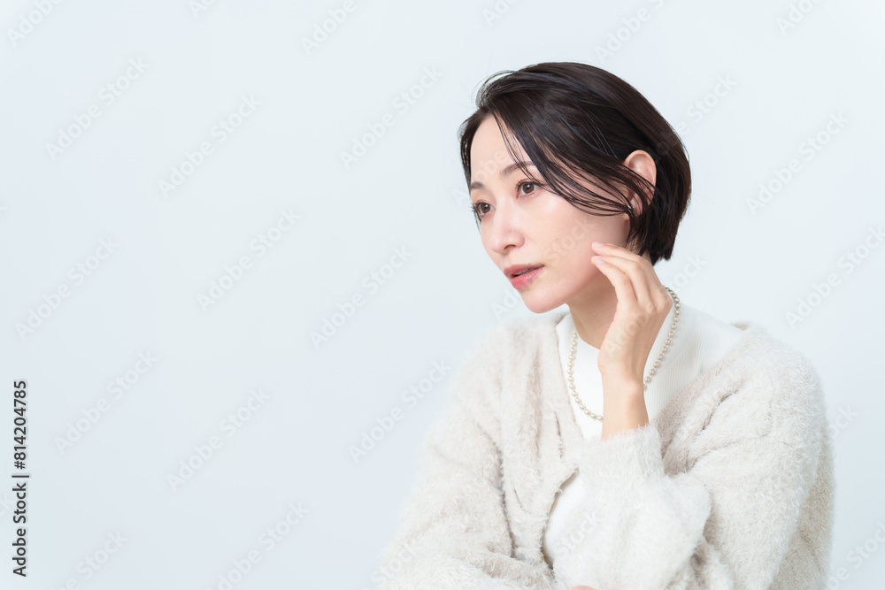 ショートヘアの女性 スキンケア ビューティーコンセプト ショートヘアの女性 スキンケア ビューティーコンセプト