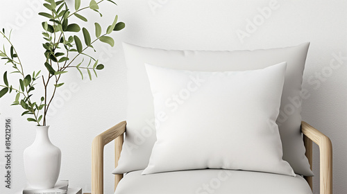Modelo de maquete de travesseiro de lona quadrada branca. Almofada decorativa macia em branco numa poltrona na sala de estar escandinava minimalista em casa photo