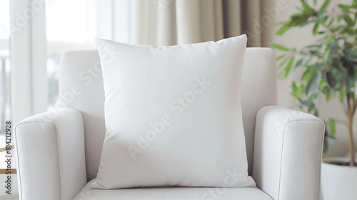 Modelo de maquete de travesseiro de lona quadrada branca. Almofada decorativa macia em branco numa poltrona na sala de estar escandinava minimalista em casa photo
