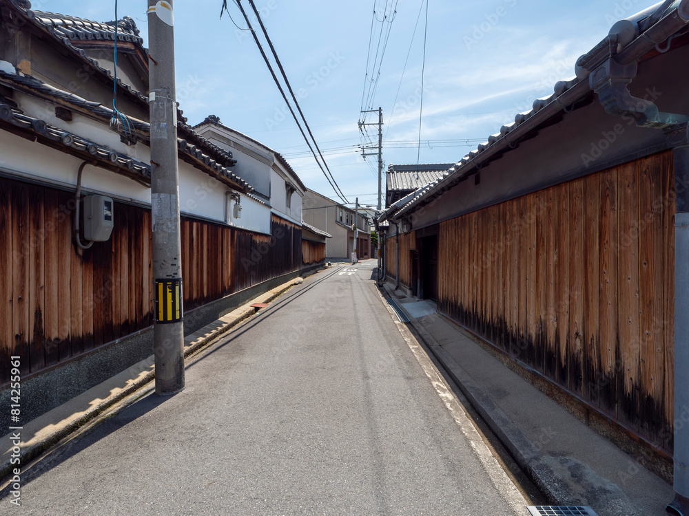 板塀の古い建物が建ち並ぶ大阪の街並み