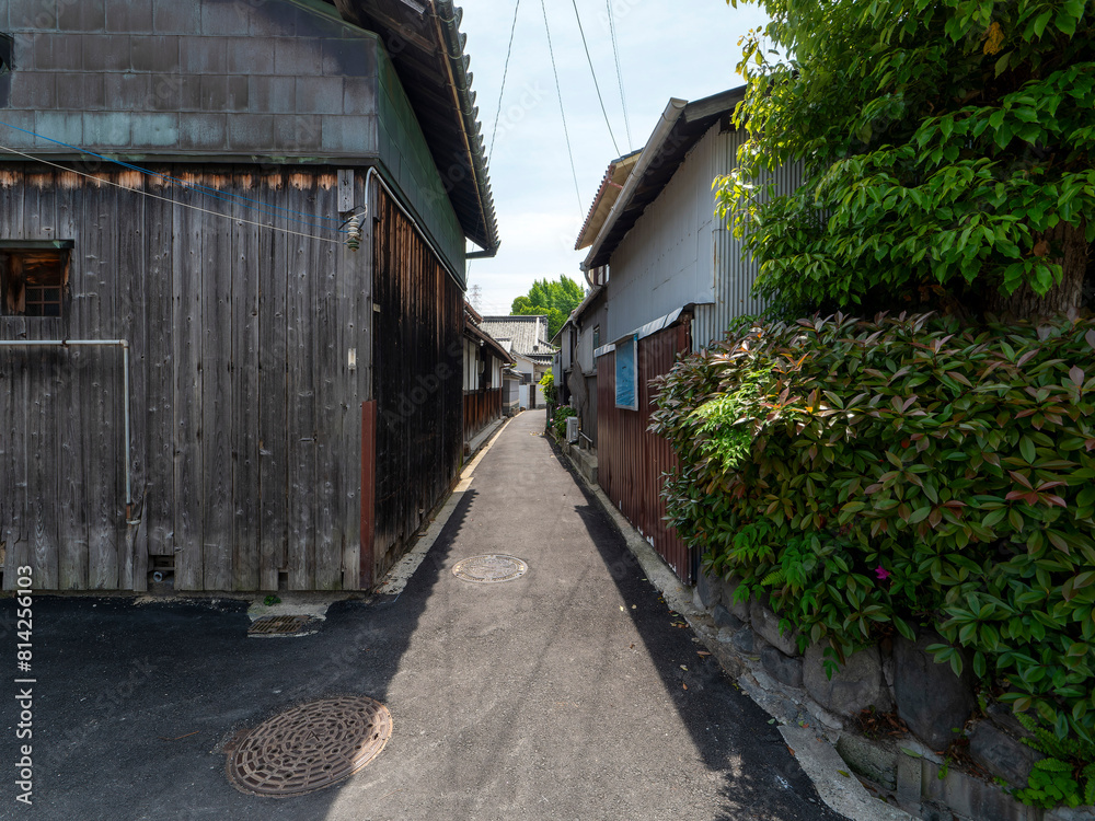 板塀の古い建物が建ち並ぶ大阪の街並み