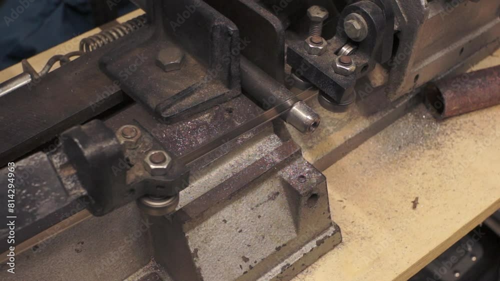 This video shows using a horizontal bandsaw cutting a metal bar in half This video shows using a horizontal bandsaw cutting a metal bar in half