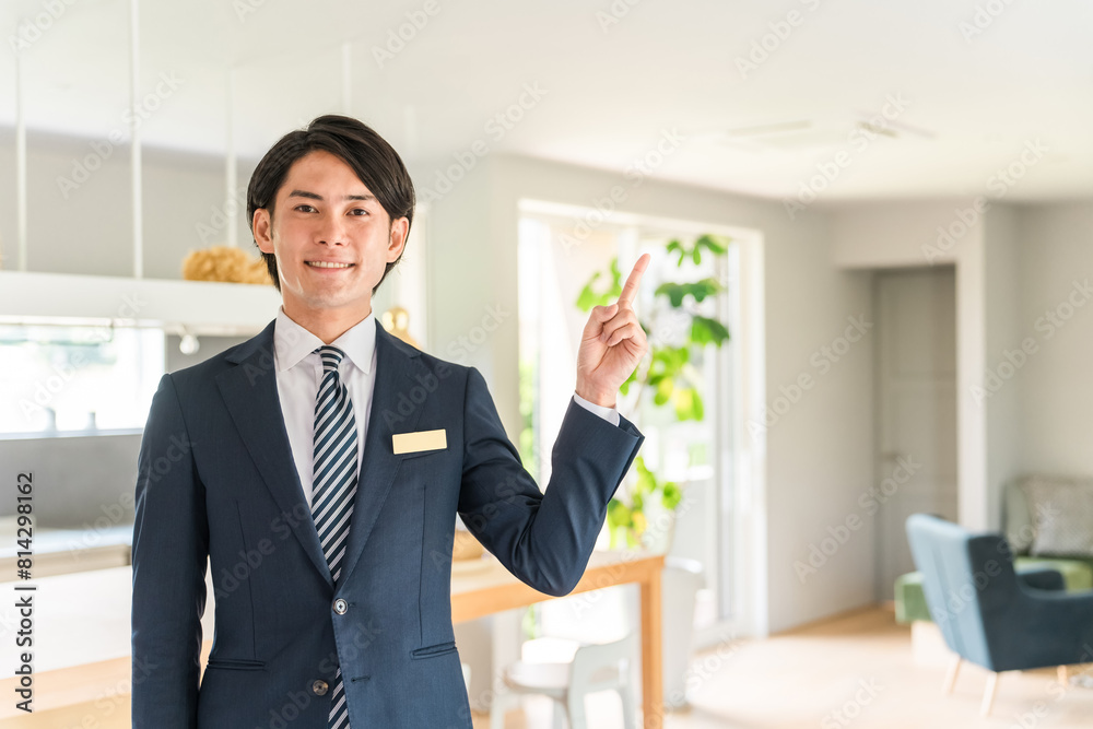 住宅展示場・モデルハウスを案内するハウスメーカーのプランナー・営業マン・アドバイザーの男性
