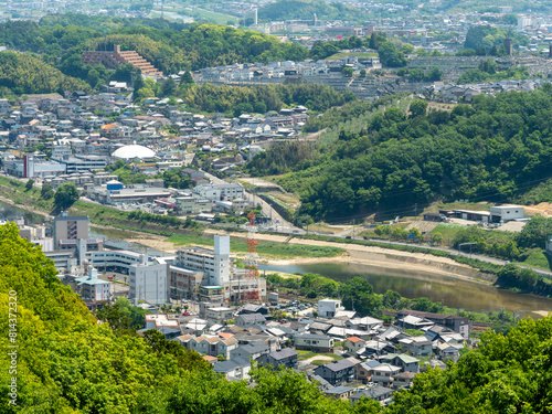 柏原市の山から眺める奈良県を流れる大和川沿いの街並み