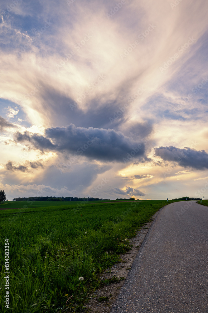 eine grüne Wiese, im Hintergrund dramatische Wolken eine grüne Wiese, im Hintergrund dramatische Wolken