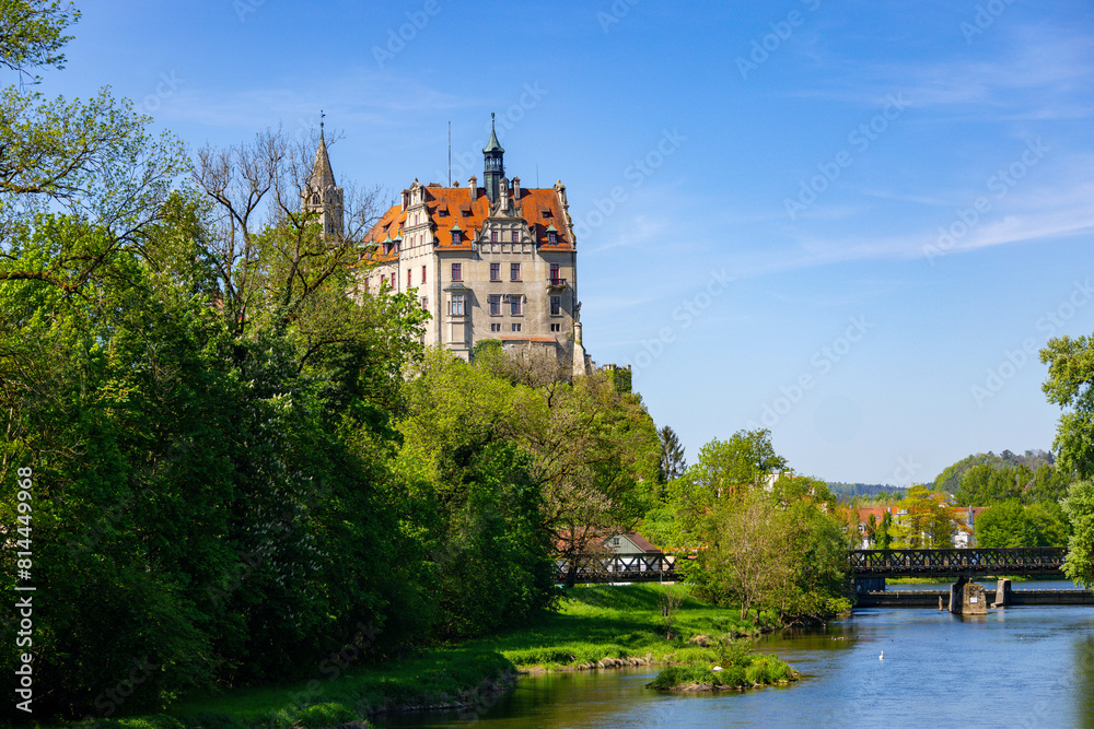 Hohenzollern Schloss Sigmaringen an der Donau im oberen Donautal. Hohenzollern Schloss Sigmaringen an der Donau im oberen Donautal.