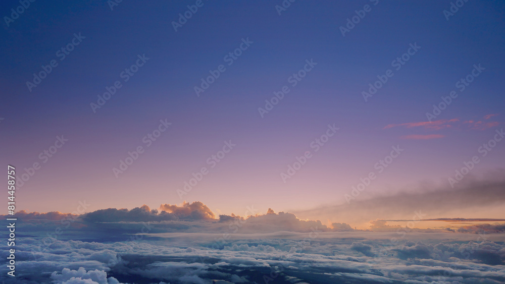富士山山頂からの見る雲海と日の出前の早朝の空