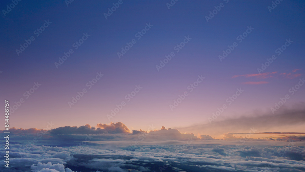 Fototapeta premium 富士山山頂からの見る雲海と日の出前の早朝の空