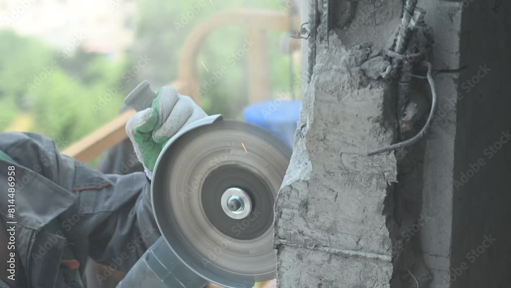Master cuts a concrete wall with a circular diamond saw. 