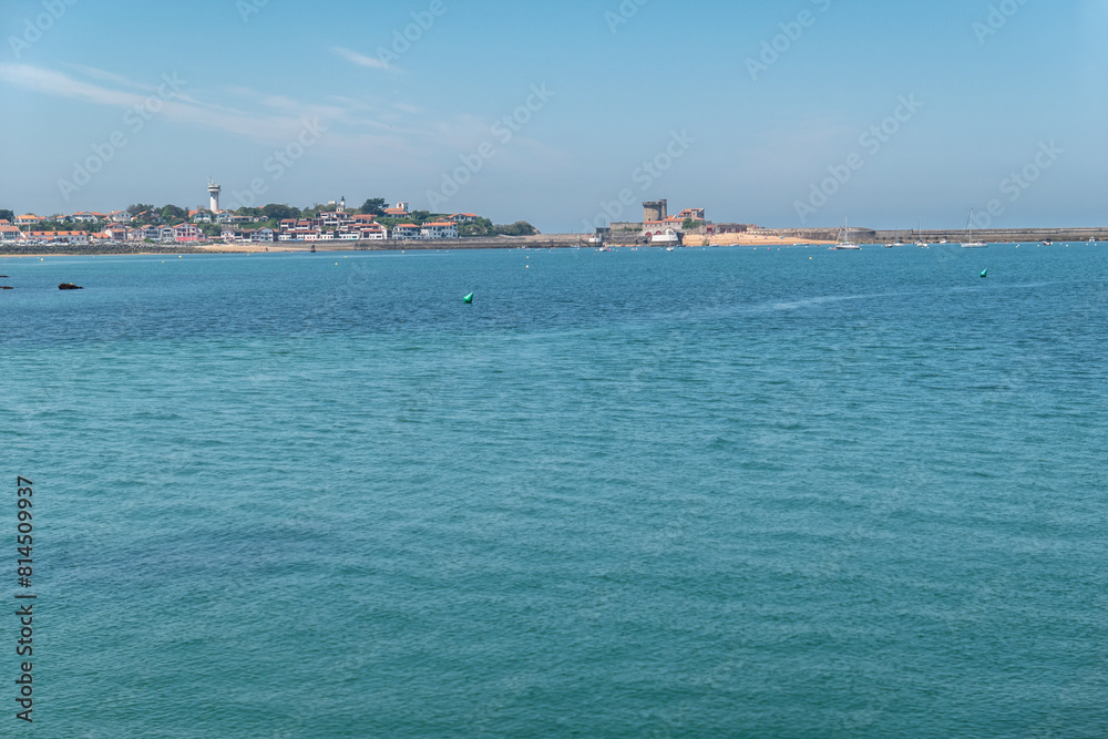 Ladeado pelo mar, a deslumbrante cidade de Ciboure e o forte de Socoa junto ao porto no País Basco em França Ladeado pelo mar, a deslumbrante cidade de Ciboure e o forte de Socoa junto ao porto no País Basco em França