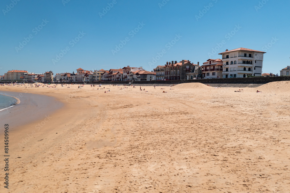 Praia em Saint Jean de Luz com alguns banhistas e parte da cidade ao fundo num dia ensolarado Praia em Saint Jean de Luz com alguns banhistas e parte da cidade ao fundo num dia ensolarado