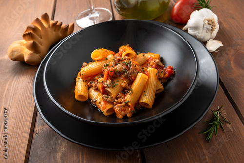 Fototapeta Naklejka Na Ścianę i Meble -  Piatto di rigatoni con ragù di carne, pasta italiana 