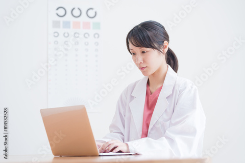 パソコンに入力する眼科医