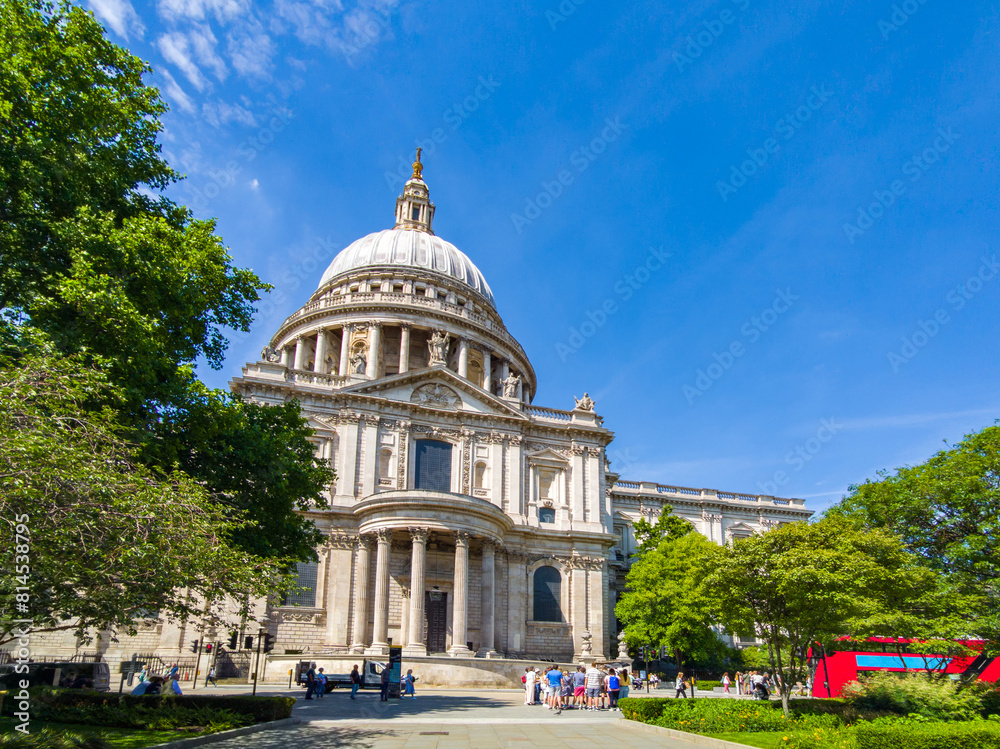 Fototapeta premium St Paul's Cathedral on a sunny day (London, England, United Kingdom)