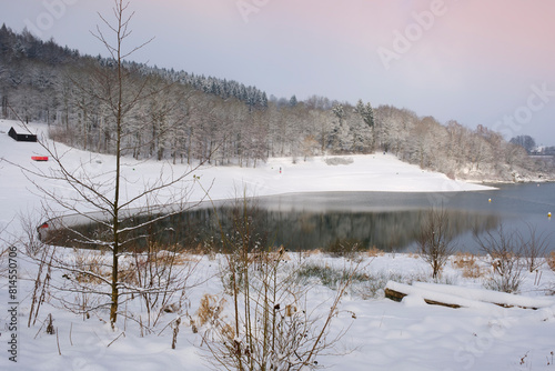 Landschaft mit Schnee am Hennesee, Hennetalsperre, Naturpark Sauerland-Rothaargebirge, Meschede, Sauerland, Nordrhein-Westfalen, Deutschland, Europa
