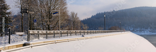 Staudamm mit Schnee am Hennesee, Hennetalsperre, Naturpark Sauerland-Rothaargebirge, Meschede, Sauerland, Nordrhein-Westfalen, Deutschland, Europa