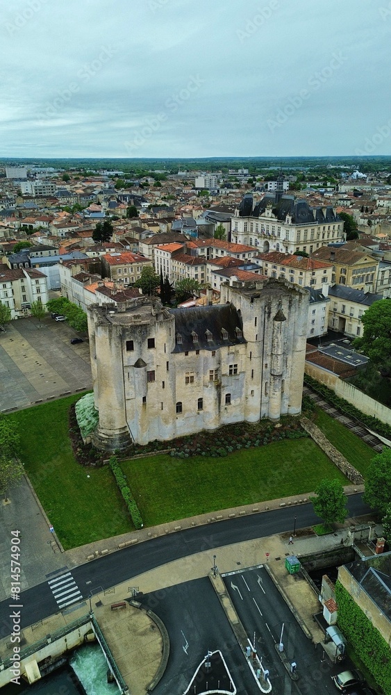 Obraz premium drone photo Niort dungeon France Europe