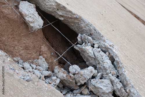 Cracks in concrete walls are caused by substandard internal structures or irregular construction.