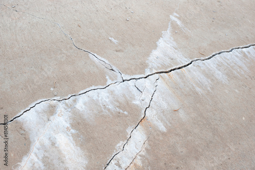 Cracks in concrete walls are caused by substandard internal structures or irregular construction.