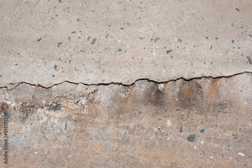 Cracks in concrete walls are caused by substandard internal structures or irregular construction.