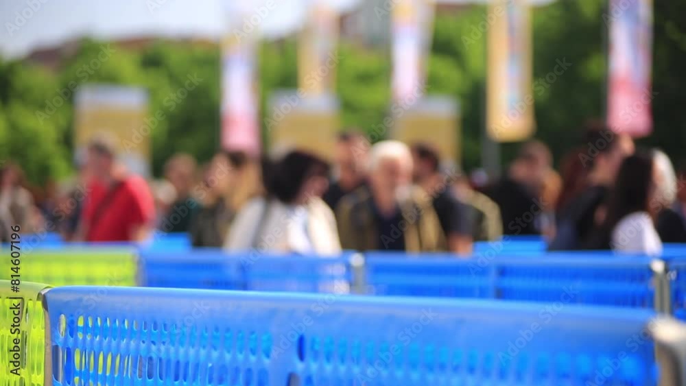 Folla in coda per evento sportivo: movimento lento lungo le transenne