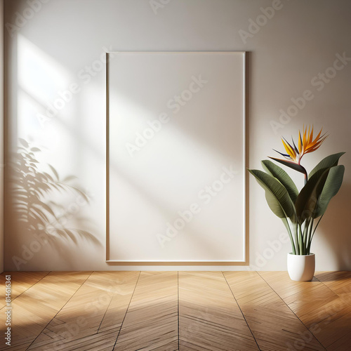 sfondo bianco di interno con luce proveniente da una finestra su parete vuota e pavimento in legno, pianta strelitzia con fiore in vaso bianco con spazio vuoto cornice presentazione prodotto photo