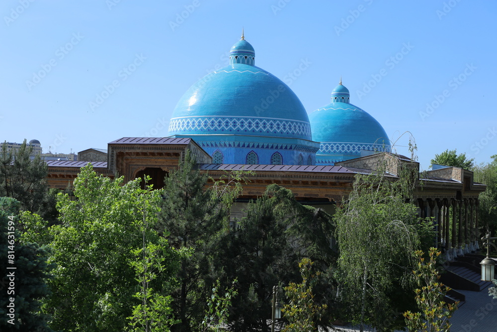 Fototapeta premium a blue dome with a white design on the top of it