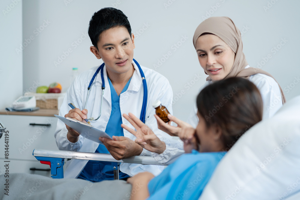 Fototapeta premium medicine, healthcare and people concept - doctor talking to male patient at bed in hospital.