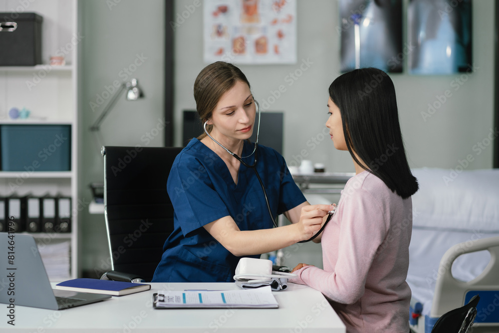 Obraz premium Doctor with stethoscope examining patient with examination, presenting symptoms and recommending treatment, healthcare and medical concept.