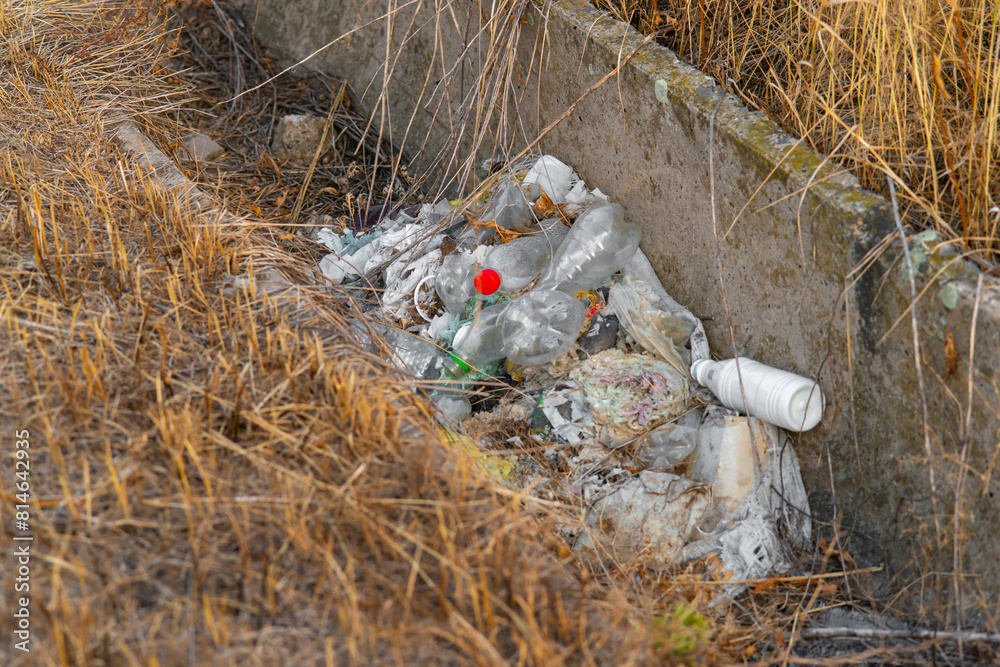 Obraz premium Plastic garbage in the field. Pollution of the environment.