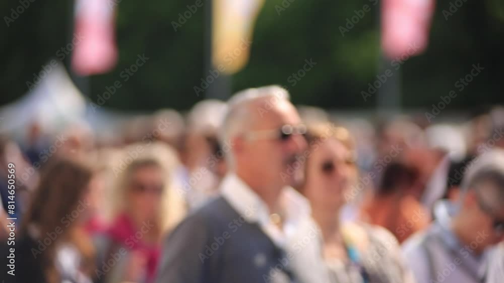folla in coda che cammina in attesa dietro ad una transenna di entrare ad un evento ,fiera, ripresa media
