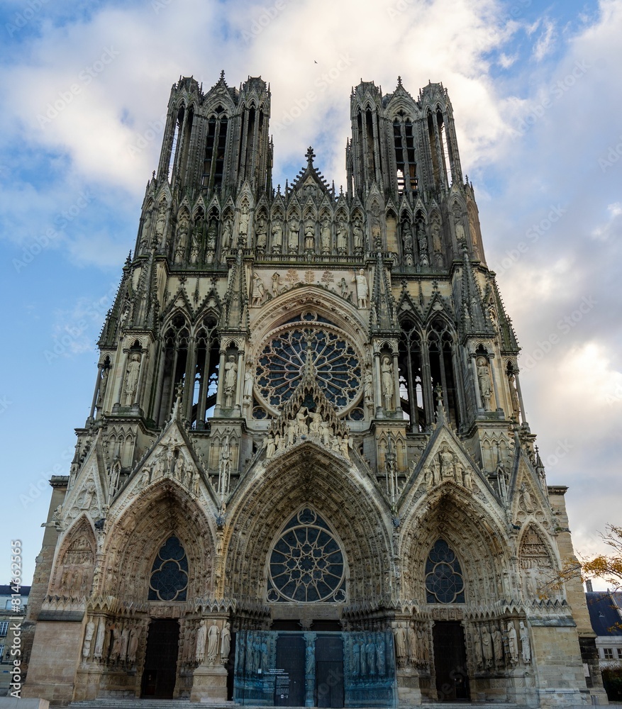 Fototapeta premium Stunning aerial view of the majestic Barcelona Cathedral, situated in the city of Barcelona