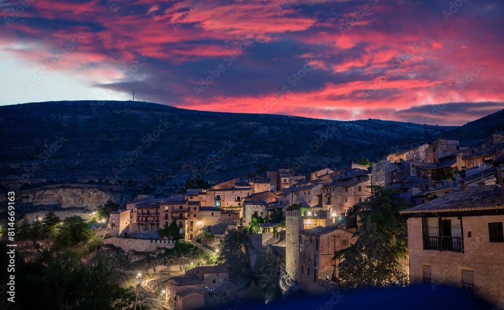 Obraz premium Spectacular sunset with reddish clouds in the medieval village of Albarracin. Teruel. Spain.