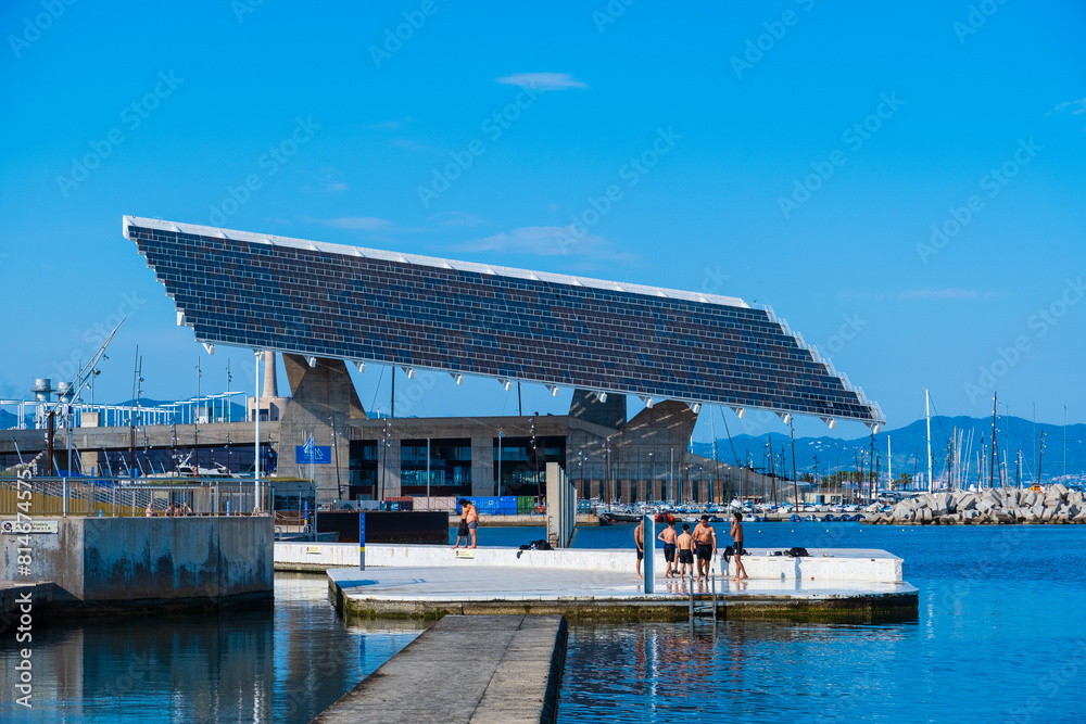 Die photovoltaic pergola im Stadtteil Fòrum, ein fußballfeldgroßes Segel aus Solarpanelen im Hafen am Strand von Barcelona, Spanien Die photovoltaic pergola im Stadtteil Fòrum, ein fußballfeldgroßes Segel aus Solarpanelen im Hafen am Strand von Barcelona, Spanien