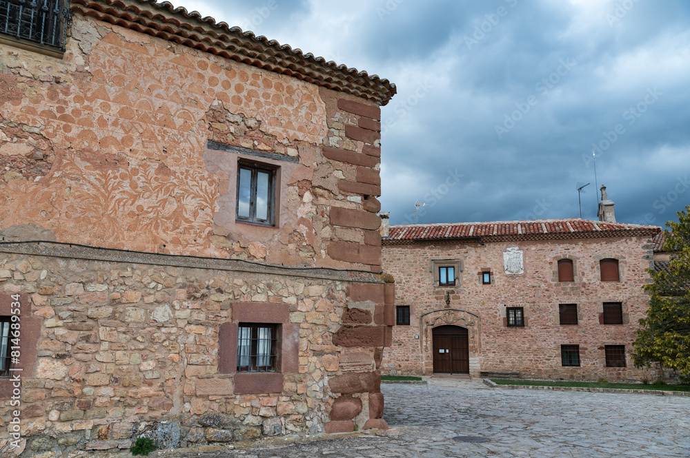 Fototapeta premium Vista de una calle en el casco antiguo de Medinaceli, Soria, Castilla y León, España.