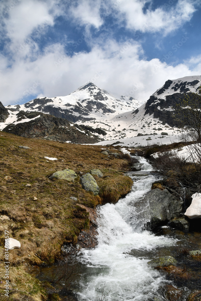 The peak of Mombarone, on the border between Piedmont and Valle d'Aosta, seen climbing from the Trovinasse. The peak of Mombarone, on the border between Piedmont and Valle d'Aosta, seen climbing from the Trovinasse.