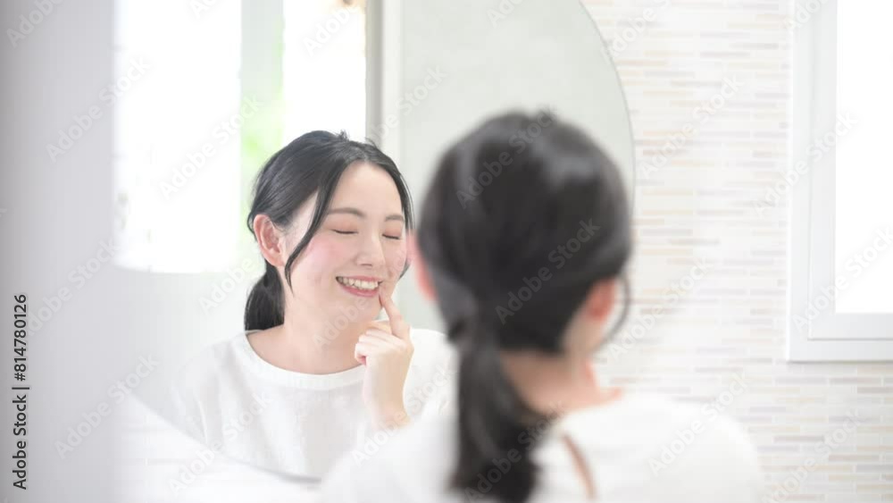 鏡を見ながら歯や白さを見るかわいい女性　ホワイトニングなど　クローズアップ	動画