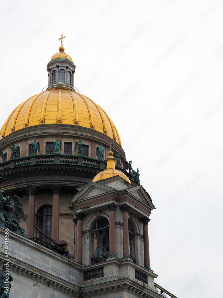 Fototapeta premium St. Isaac's Cathedral in cloudy weather. 