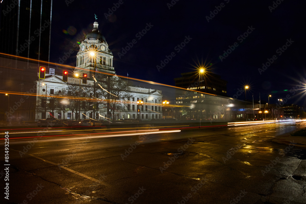 Obraz premium Historical Courthouse and Modern City Life at Night, Fort Wayne