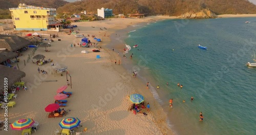 Personas disfrutando de la playa San Agustín Huatulco