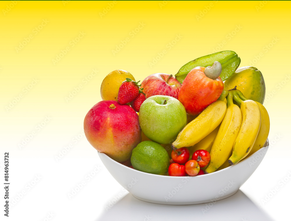 Arranjo com frutas tropicais em fundo de cor Arranjo com frutas tropicais em fundo de cor