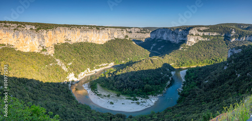 Les Gorges de l'Ardèche sous un grand ciel bleu en France