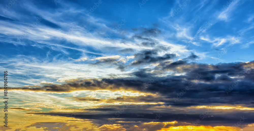 Obraz premium Autumn sunset sky with clouds with sunlight