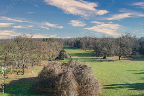 Panorama prospettico con alberi su prato verde e cielo con nuvole sparse parco di monza giardini della villa reale