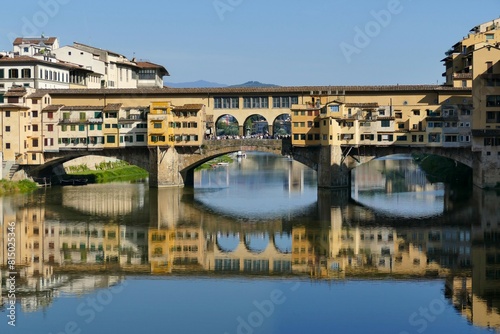 Le Ponte Vecchio se reflétant sur le fleuve Arno à Florence